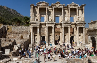 Crowds in front of the library at the Ephesus Ruins